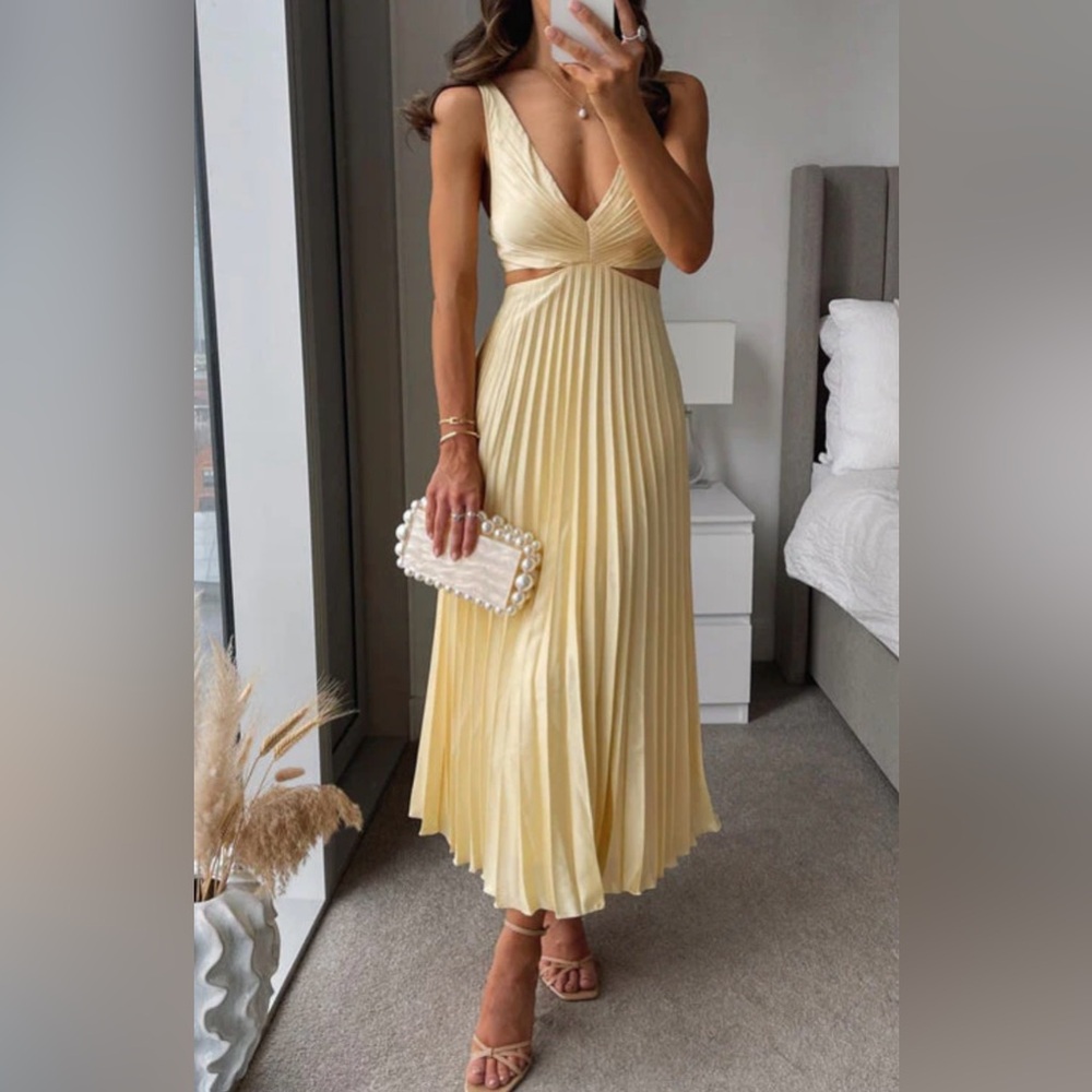 Yellow Neck Cut Out Waist
Sleeveless Pleated Maxi
Dress
